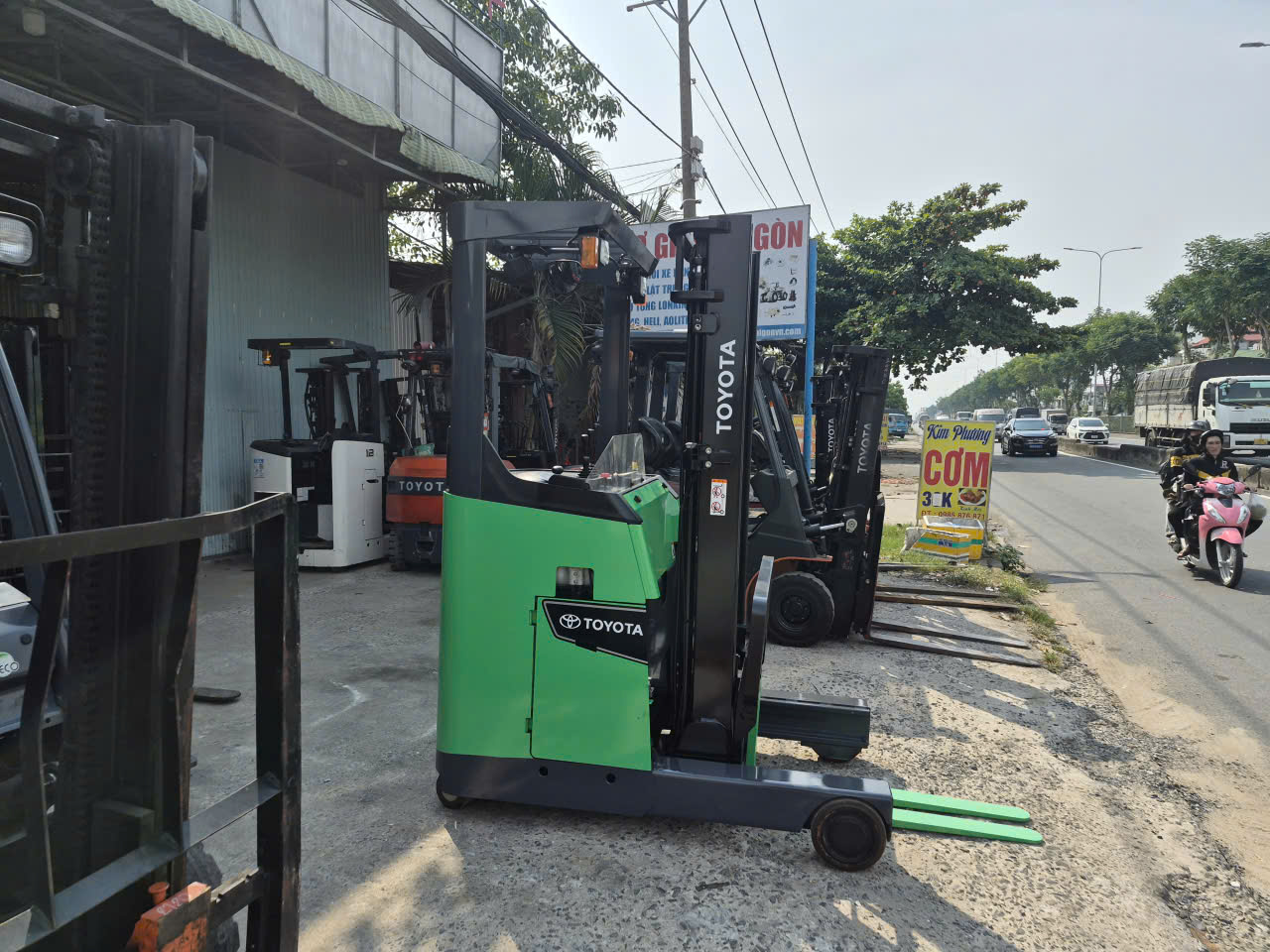 Bình xe nâng điện đứng lái và ngồi lái cần thay