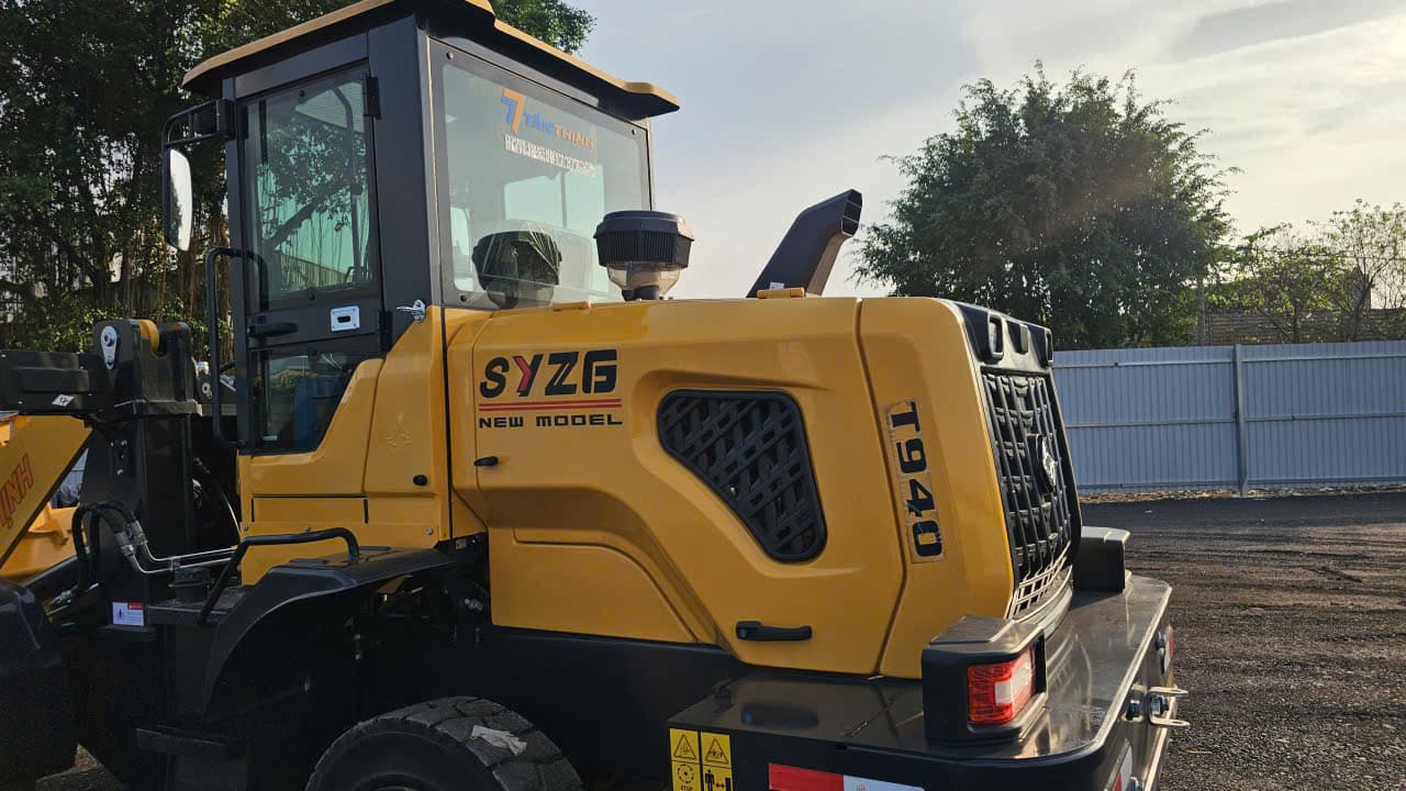 đuôi xe máy xúc lật kẹp gỗ SYZG